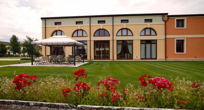 Country hotel with rooms in Verona and b&b formula