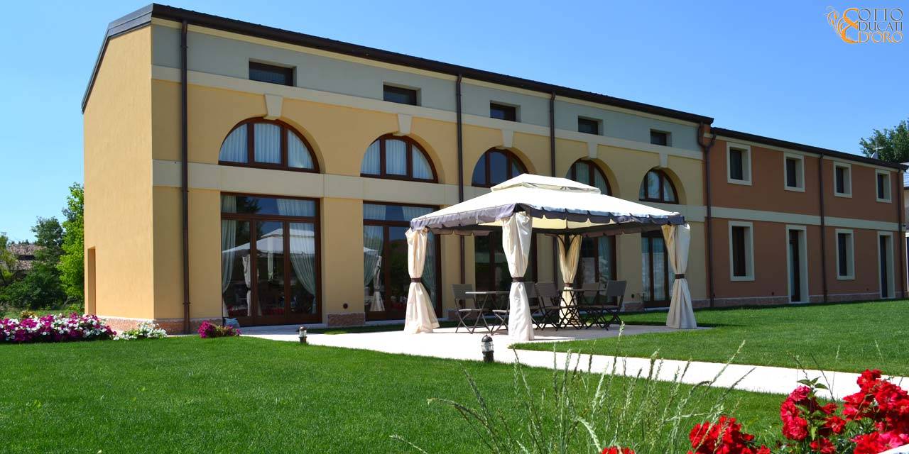 Grounds of the hotel for business trips in the province of Verona