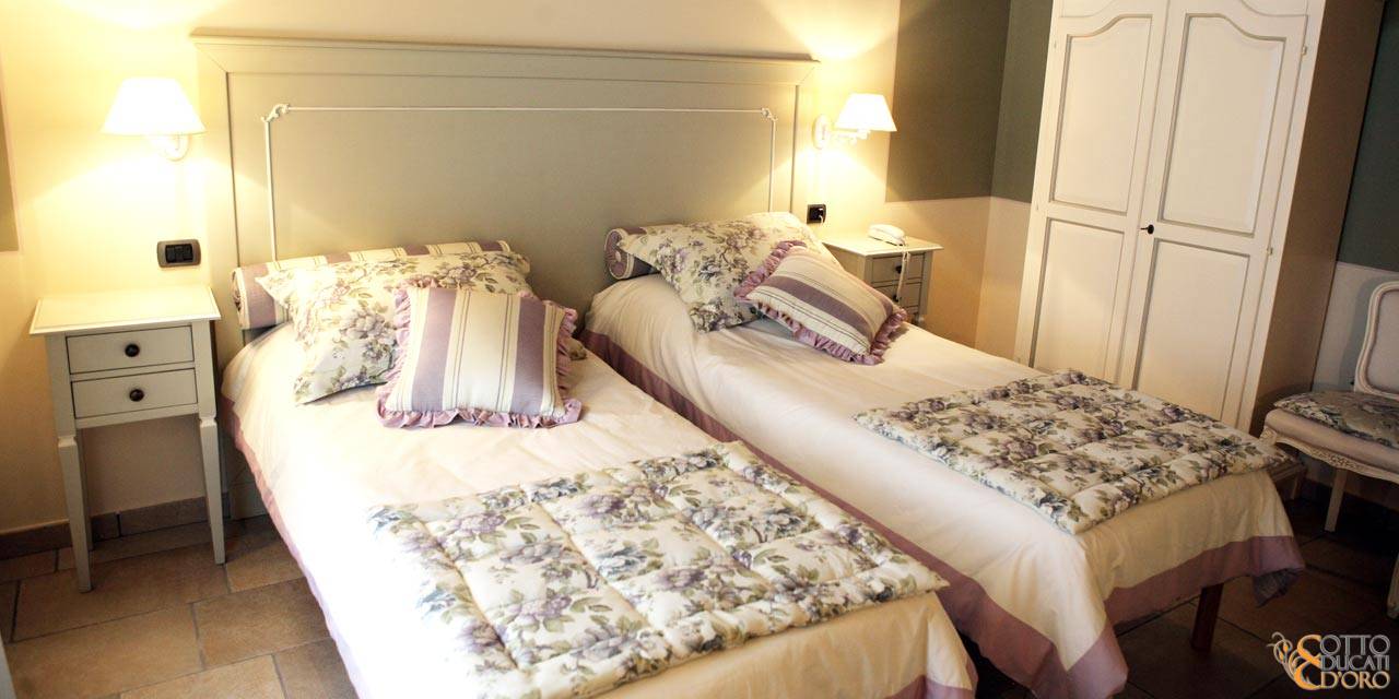 Sleeping in a double room for single occupancy with twin beds available