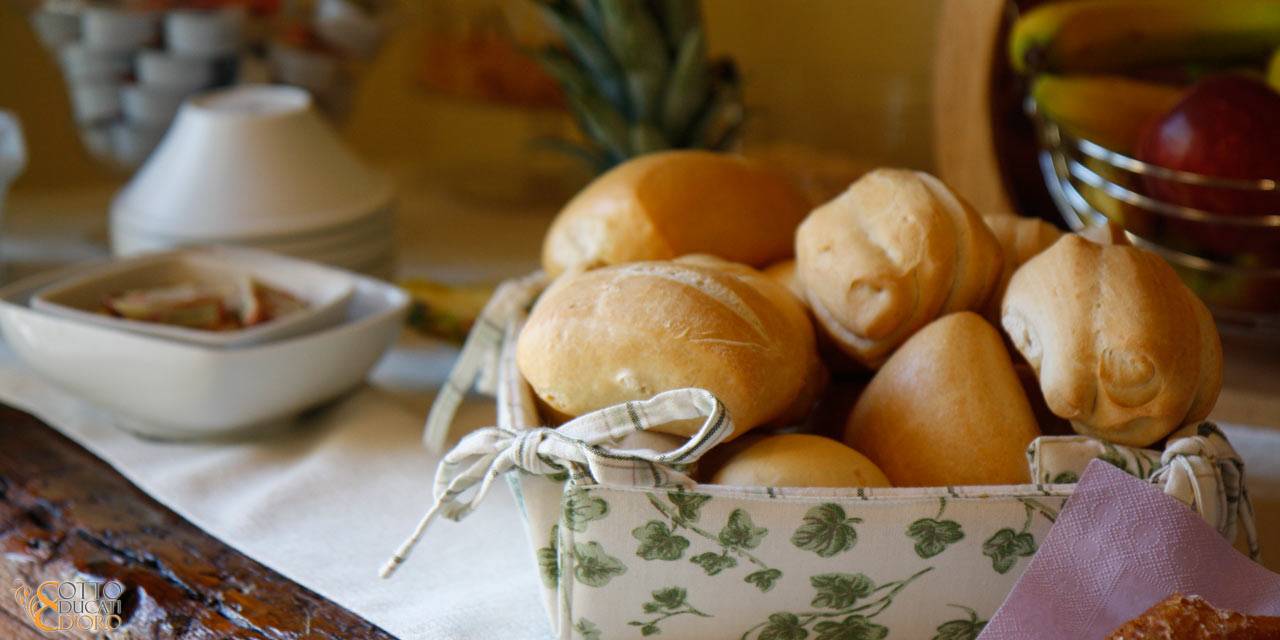 Colazione sana e nutriente per viaggi di lavoro con pane, pane tostato e succhi di frutta