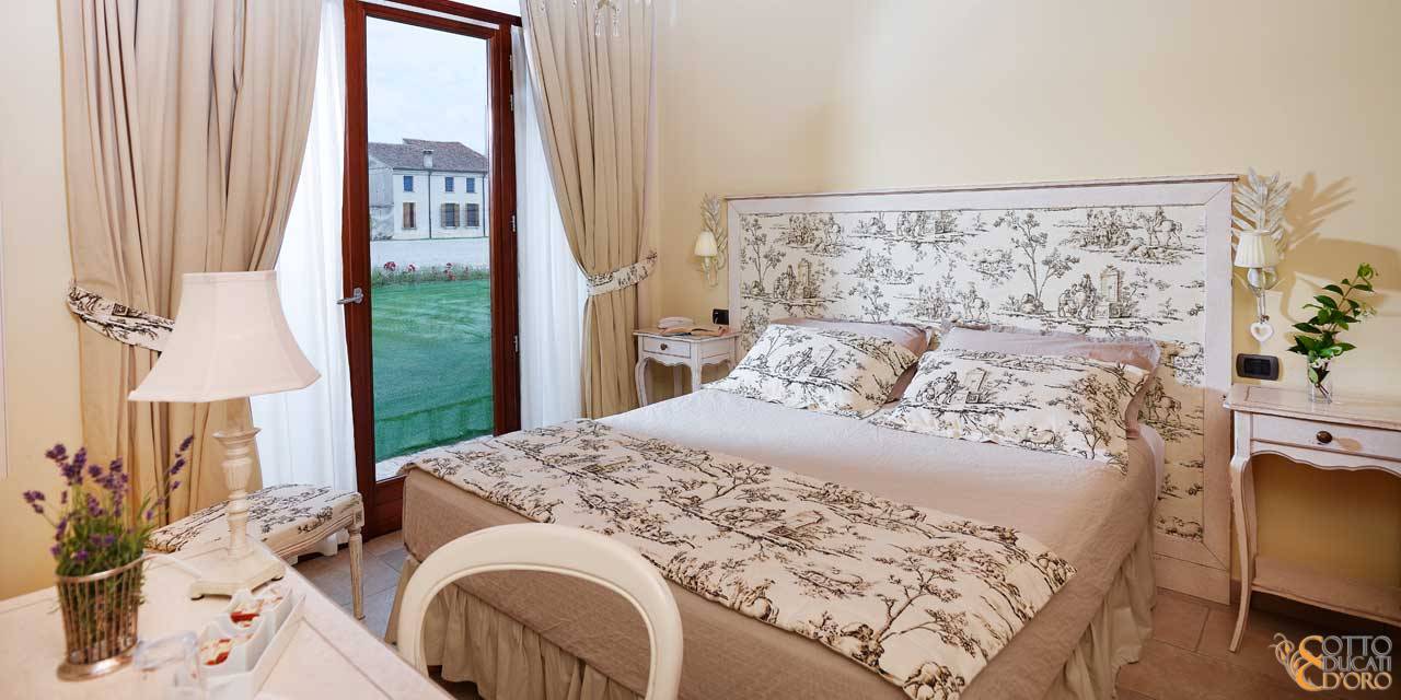 Relais con camera con accesso al giardino e decorazione agreste