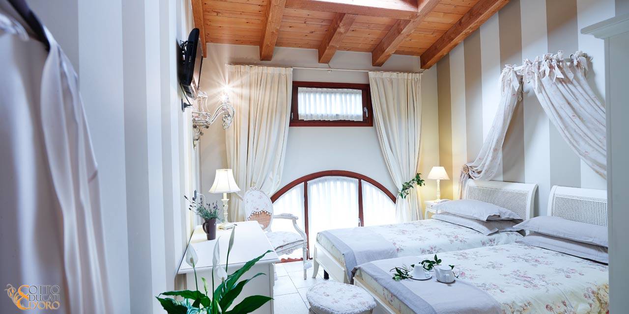 Camera da letto con tv incorporata e travi a vista