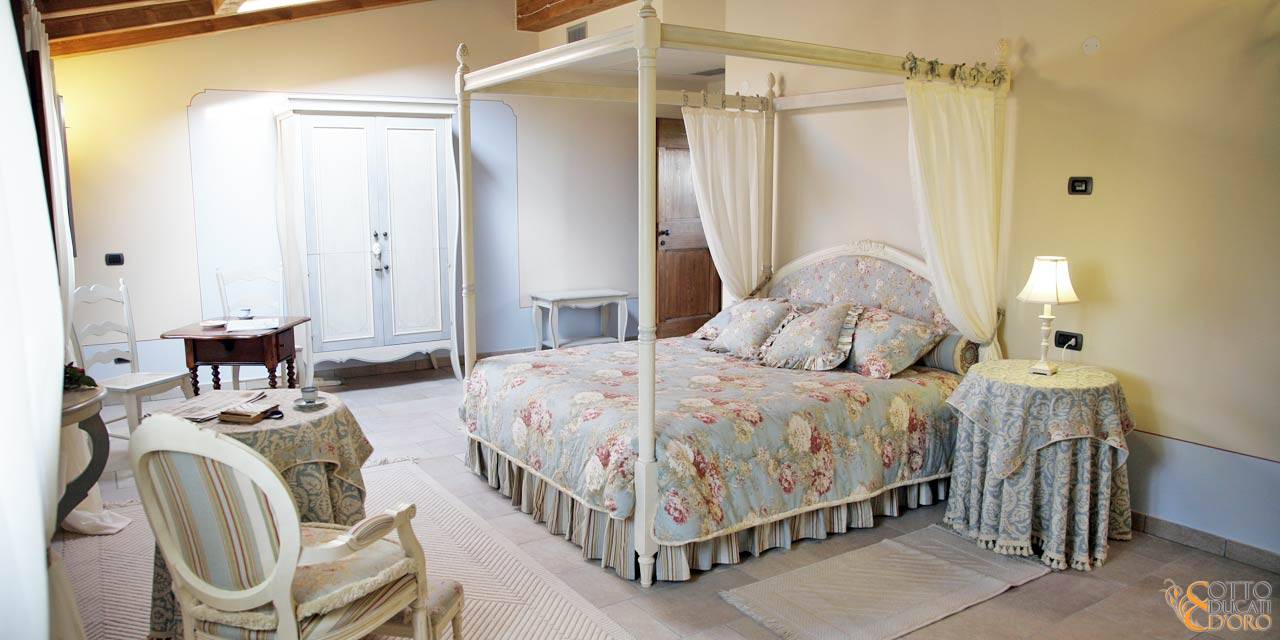 Agriturismo beb Otto Ducati d'Oro con camera con letto a baldacchino