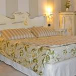 Arredamento camera da letto in stile provenzale con mobilio personalizzato all'agriturismo bed and breakfast Otto Ducati d'Oro
