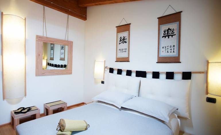 Inaka: Japanese-style room with tatami and bamboo floor