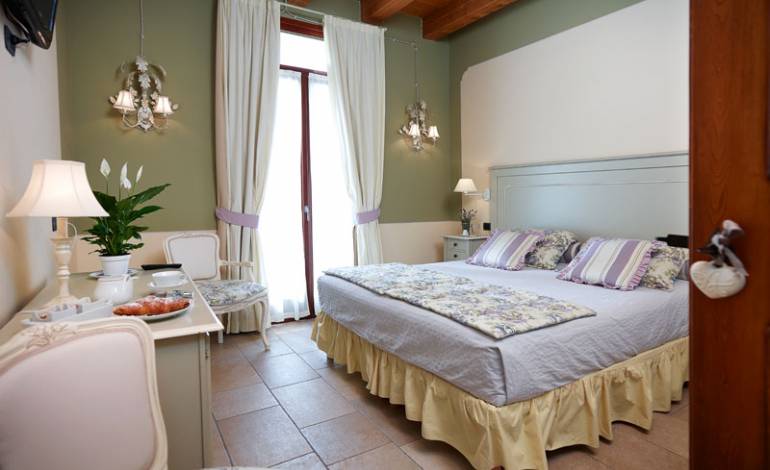 Romanzo: superior bedroom decorated with pastel colours in shades of lilac and green