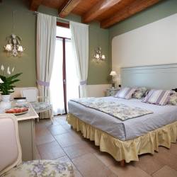 Romanzo: superior bedroom decorated with pastel colours in shades of lilac and green